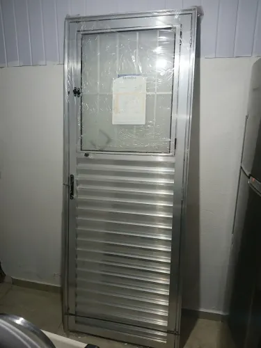 Porta social de aluminio