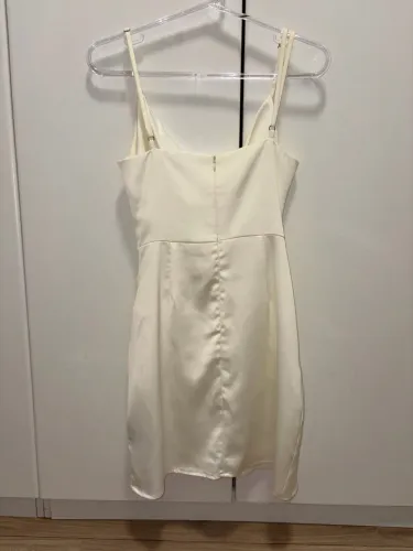 Vestido curto acetinado off white