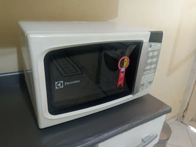 Microondas Electrolux 20L pequeno conservado 