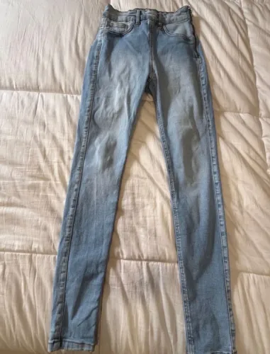 Calça jeans lança perfume