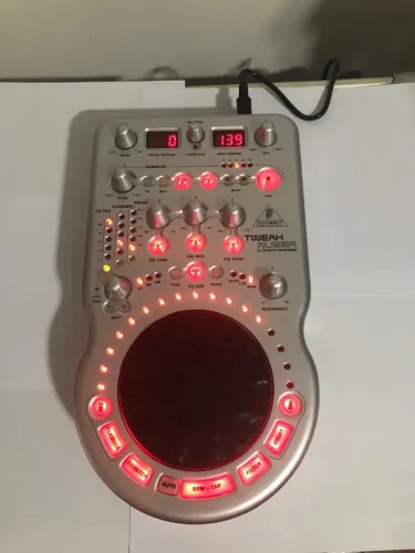BEHRINGER DFX69 PRÉ AMPLIFICADOR PHONO E LINE IN COM SAMPLER E PROCESSADOR DE EFEITOS DJ