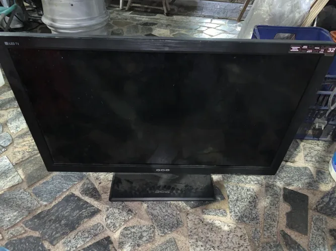 Televisão cce antiga pra retirar peças 