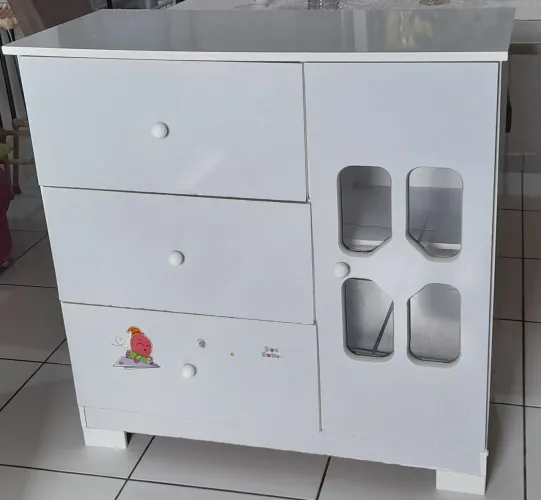 "OFERTA IMPERDÍVEL" - Cômoda em MDF, com 3 gavetas e 1 porta.