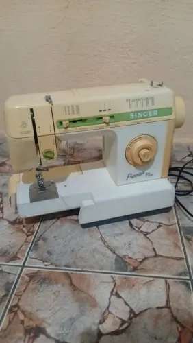 Máquina de costura singer