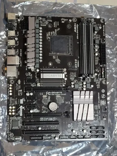 Placa mãe Gigabyte GA-970A-UD3P AM3+, com defeito!!