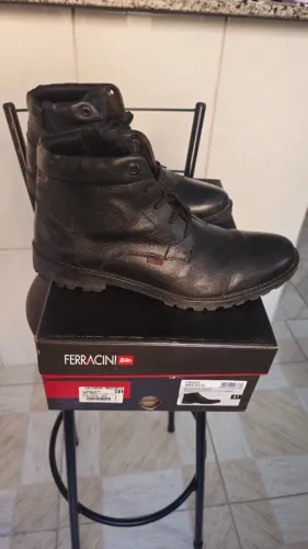Bota Ferracini Descovory preta solado cross semi nova extremamente conservada