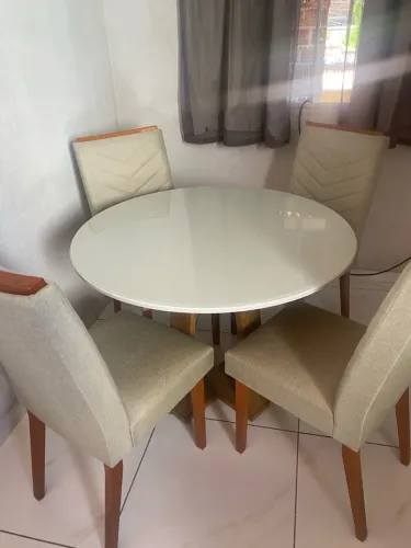 MESA COMPLETA COM 04 CADEIRAS MUITO NOVA DESIGN MODERNO! POUCO UTILIZADA