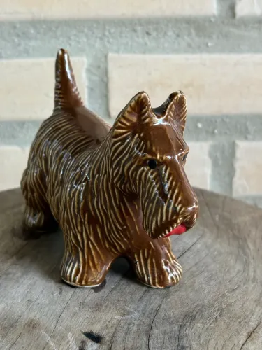 Escultura de cachorro em porcelana