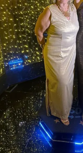 um vestido longo dourado tamanho GG