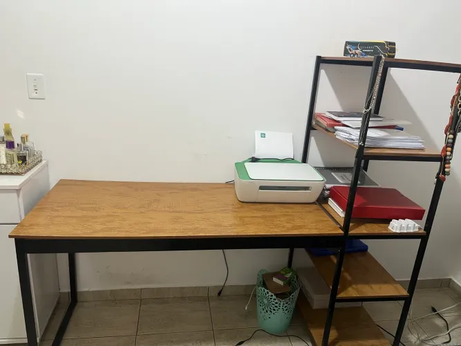 Escrivaninha grande com mini Estante embutida 