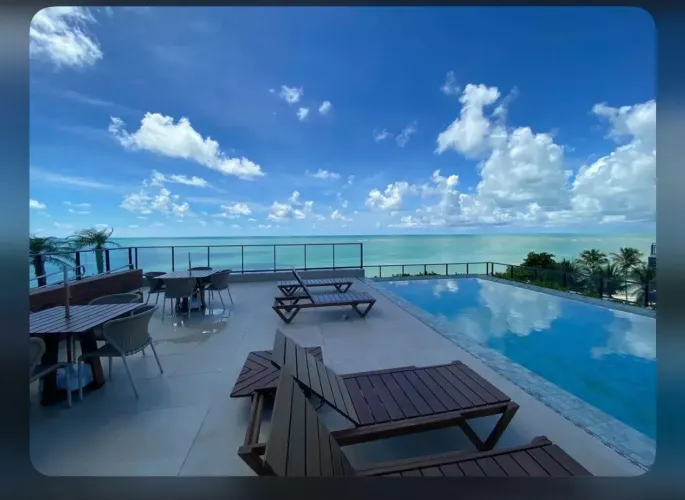 Apartamento todo mobiliado, pé na areia e em excelente localização!