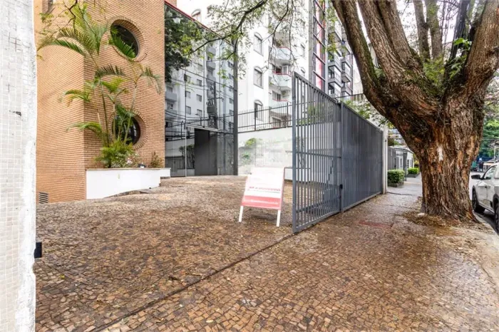 Prédio comercial na Avenida Doutor Cardoso de Melo, 168 1600 m²