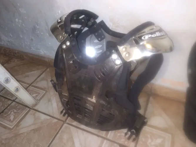 Protetor peitoral com joelheira para fazer trilha de moto.