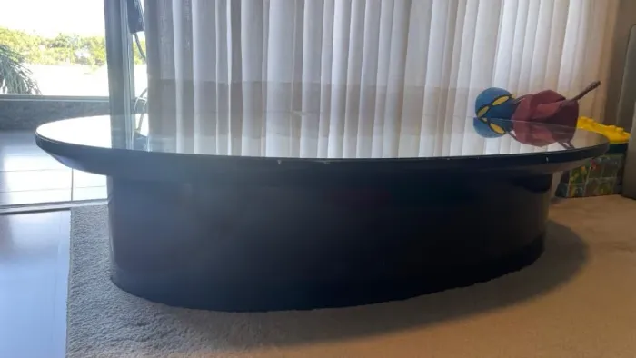 Mesa de Centro Oval com Vidro Marcenaria Exclusiva - 130cm x 78cm x 29cm