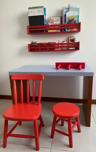 Mesa infantil com cadeira e banco