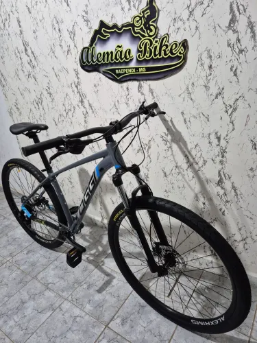 Oggi 7.0 Shimano Cues de 9v Bike muito nova sem detalhes com garantia.