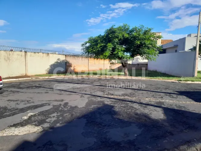 Terreno em condomínio com excelente localização