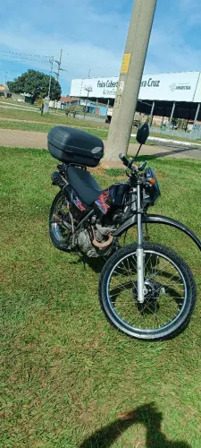 XLR 125 ano 2001/2001 R$ 7.500  documentação em dia. Vai com baú e 2 capacetes. 