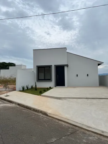 Casa térrea recém-construída no bairro Alto do São Domingos, em São José do Rio Pardo