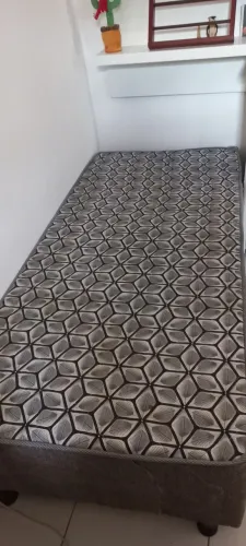 Cama semi nova
