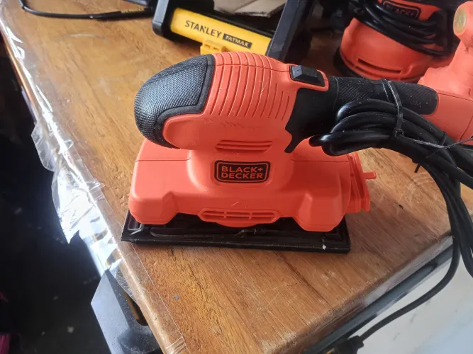 Lixadeira orbital Black e Decker BEW220-B2
