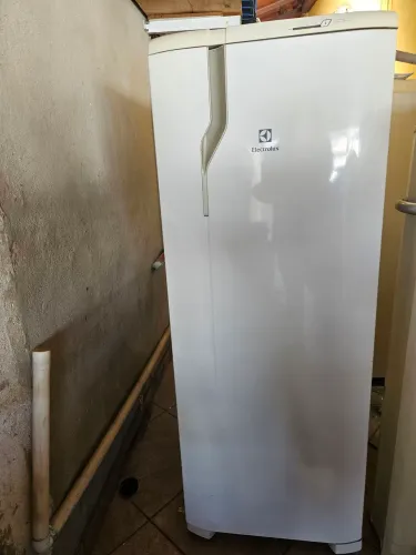 Geladeira Electrolux frost free  320 litros. 