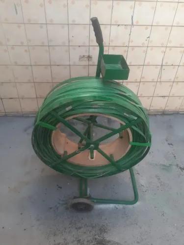 Desbobinador para fita de arquear. Com fita de arquear PET verde 12x0,80mm e selos 13mm.