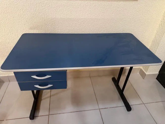 Mesa e cadeira de escritório 
