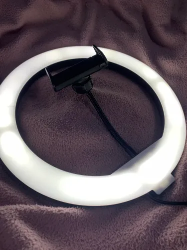Ring Ligth LED com suporte para celular, funcionando perfeitamente.