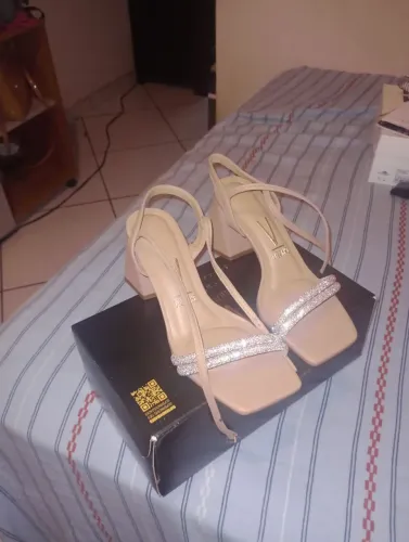 Vende-se sandália nova Vizzano. Tamanho: 37. Valor: 120.0