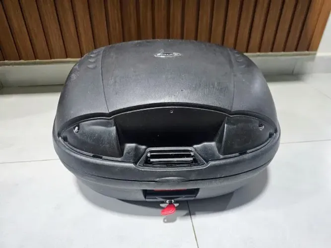 Baú Givi E450NT 45 litros - R$ 230,00.