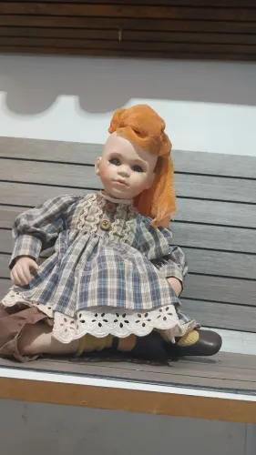 Bonecas de Porcelana Zasan 1997 com olhos de vidro modelo sentada 35 cm