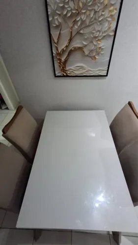 Linda mesa de jantar com 4 cadeiras