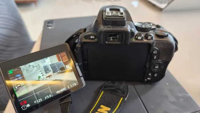Nikon D5500 + 18-55mm VR II | Menos de 5 mil cliques | Kit completo