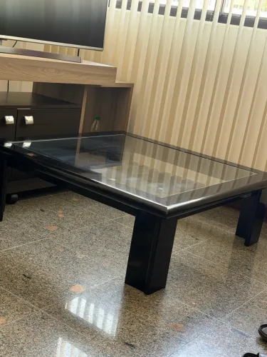 Mesa de Centro Preta com Tampo de Vidro - Excelente Estado