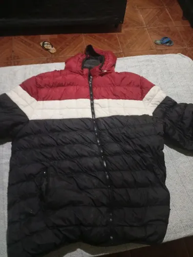 Jaqueta puffer tricolor com capuz super quentinha