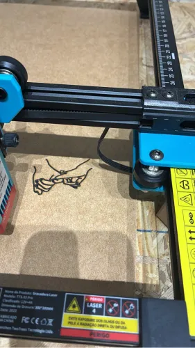 Máquina de gravação e corte a laser