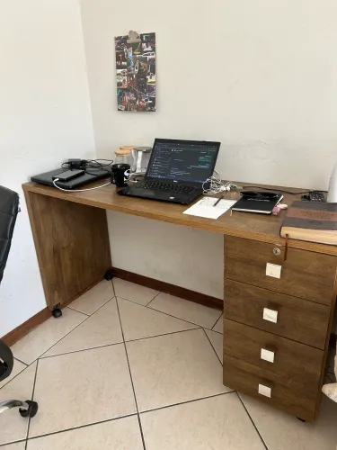 Mesa e cadeira de escritório