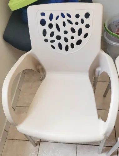 Cadeiras de PVC com pé de alumínio 