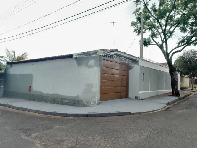 Locação de Casas / Padrão na cidade de Araraquara