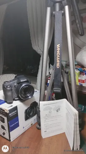 Máquina de fotografia, caixa, mal tripé 