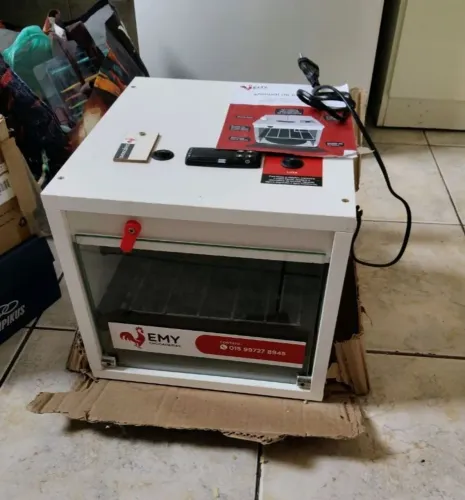 Chocadeira Emy e mini chocadeira portátil.