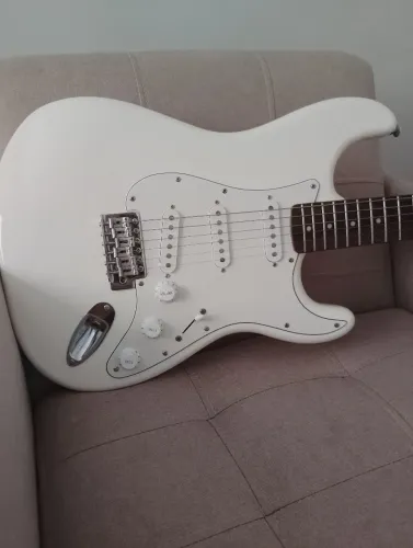 Guitarra Squier Stratocaster ( Indonésia)