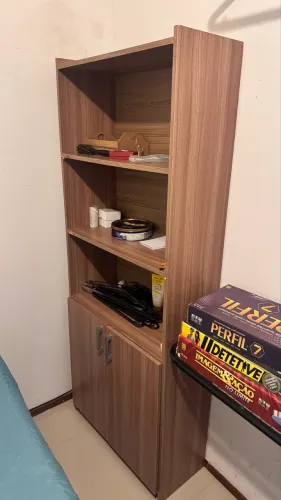 Estante para livros e decorativos