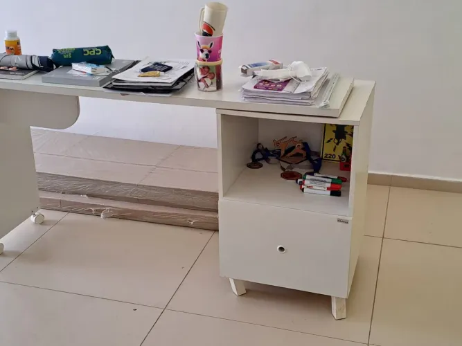Vende-se mesa de estudos bem conservada