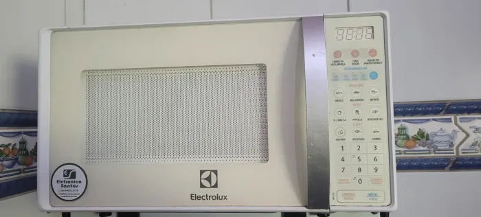 Micro-ondas Electrolux 20L para conserto