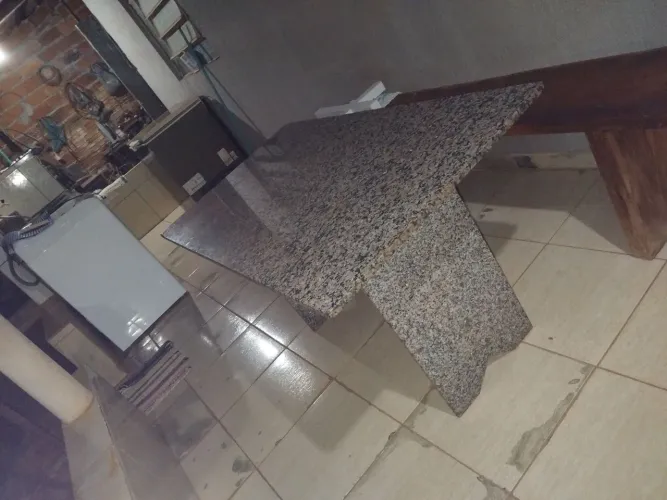 Vendo-se mesa com 6 cadeiras em ótimo estado de conservação