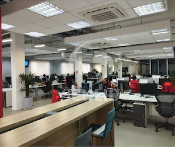 Prédio comercial com renda, tendo 2818m2 em 3 pavimentos com elevador, boa localização na