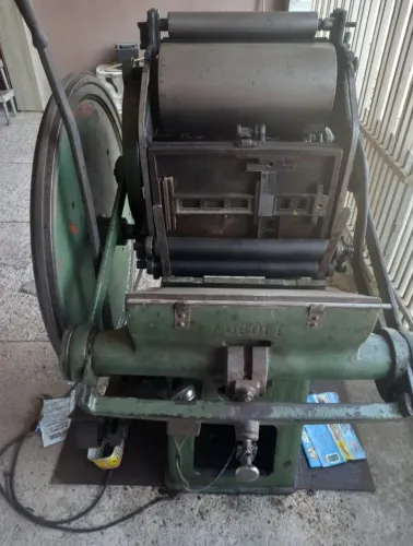 Máquina impressora corte e vinco tipografia
