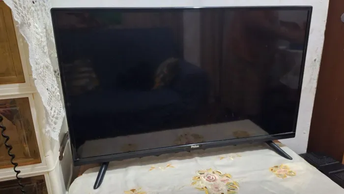 Tv Philco 32 polegadas com a tela preta e sem som.